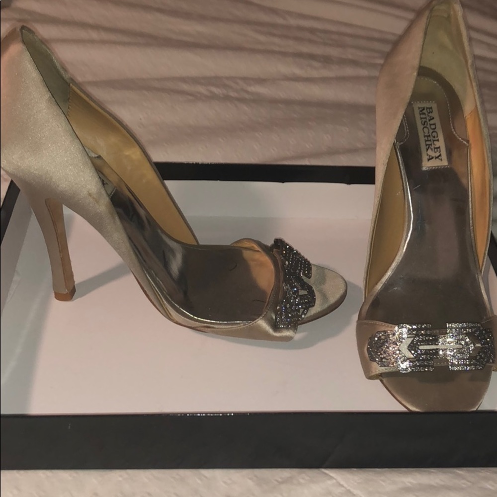 Badgley Mischka grey satin pumps